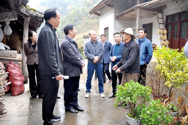 會議上,留壩縣縣長馬宏偉介紹了校縣結對幫扶以來的脫貧工作進展情況